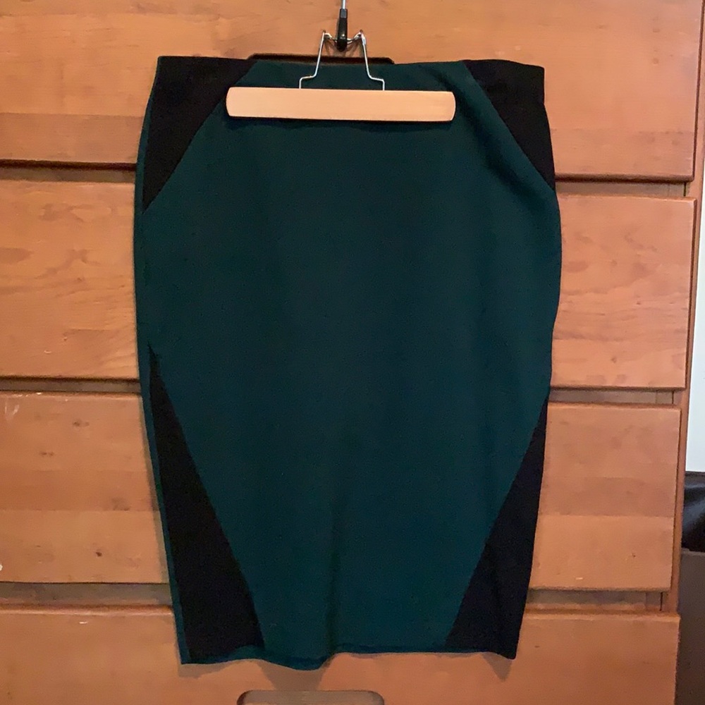 Sliming pattern on this rich green Vince Camuto pencil skirt is perfection!